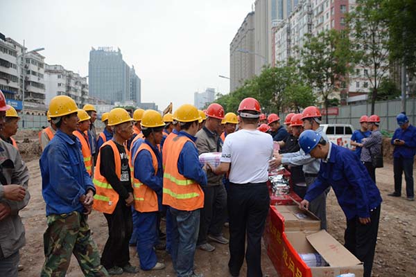 “五一勞動(dòng)節(jié)”對(duì)一線的施工人員進(jìn)行慰問(wèn)