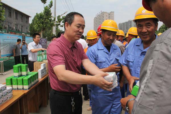 炎炎夏日送清涼，滴滴關(guān)懷暖人心